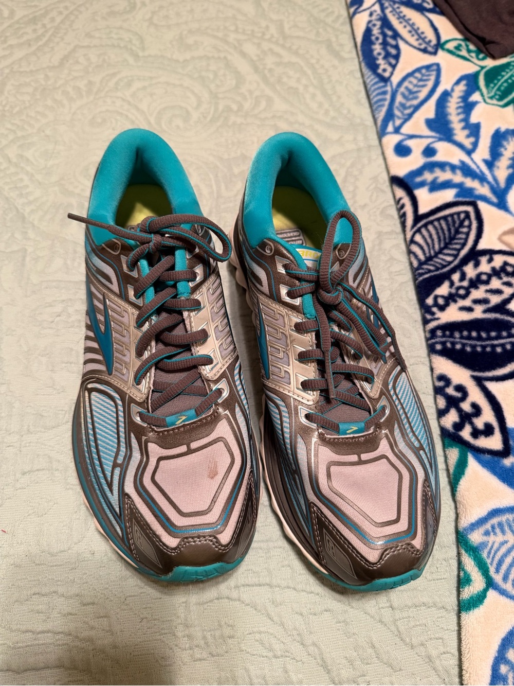 Athletic Running Shoes in Teal and Gray